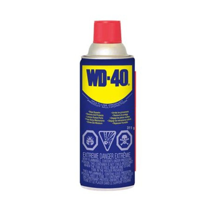 Does WD-40 eat rubber?